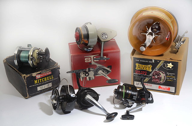 Appraisal: A COLLECTION OF OLD FISHING REELS to include Alvey surf