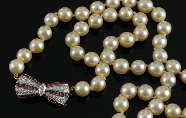 Appraisal: A strand of cultured pearls to an Art deco style