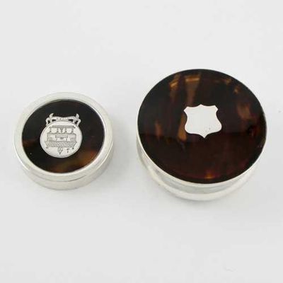 Appraisal: Two small Edwardian mounted tortoiseshell boxes the larger with a