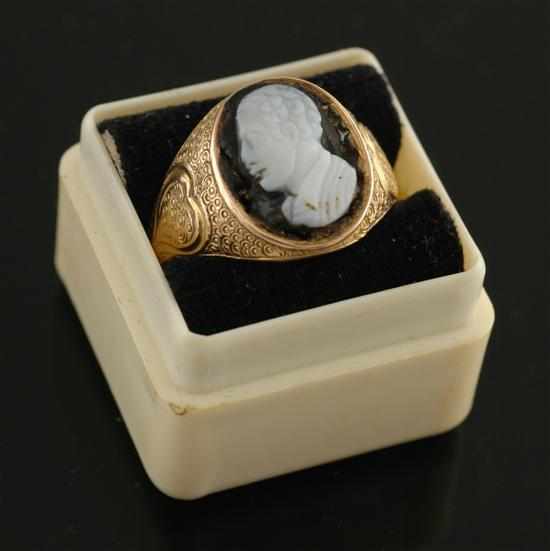 Appraisal: An Antique cameo ring The hardstone cameo depicting a gentleman