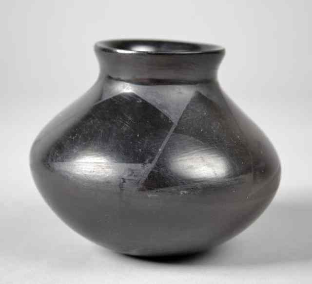 Appraisal: A Fine Mata Ortez Native American PotWith finley etched geometric