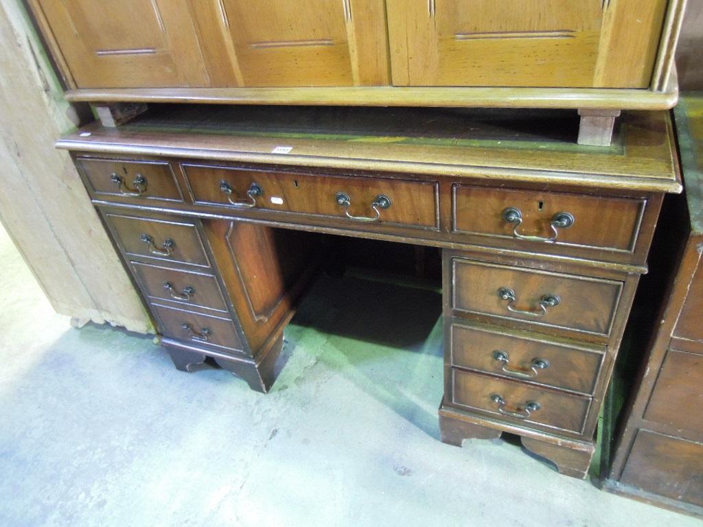 Appraisal: A reproduction mahogany kneehole pedestal desk in the Georgian style