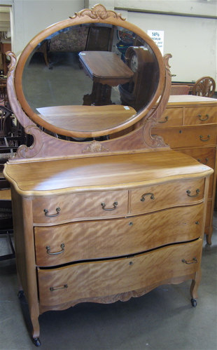 Appraisal: MAPLE DRESSER WITH ATTACHED TILT MIRROR American c The dresser