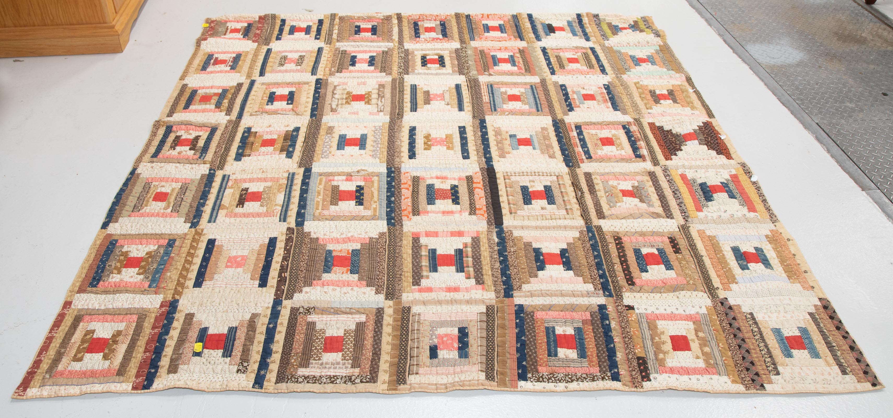 Appraisal: LOG CABIN PATTERN QUILT Late th century