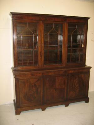 Appraisal: A MAHOGANY BOOKCASE of Georgian design early th century crossbanded