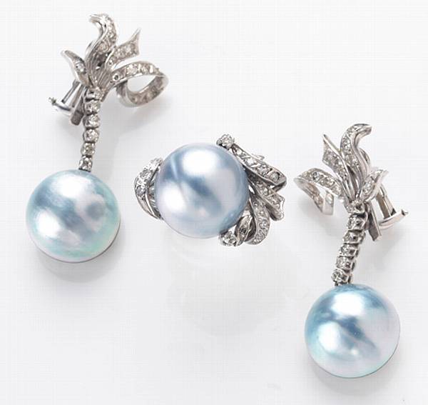 Appraisal: A set of blue mab pearl diamond and k white