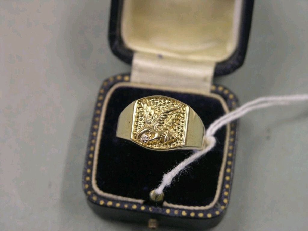 Appraisal: A gentleman's ct gold signet ring embossed with an eagle