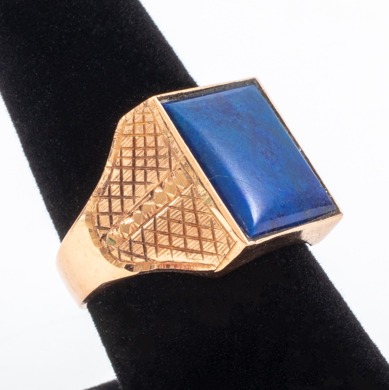 Appraisal: K ROSE GOLD LAPIS RING Brightly polished engraved ring made