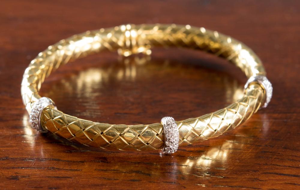 Appraisal: DIAMOND SAPPHIRE AND EIGHTEEN KARAT GOLD BANGLE The oval flexible