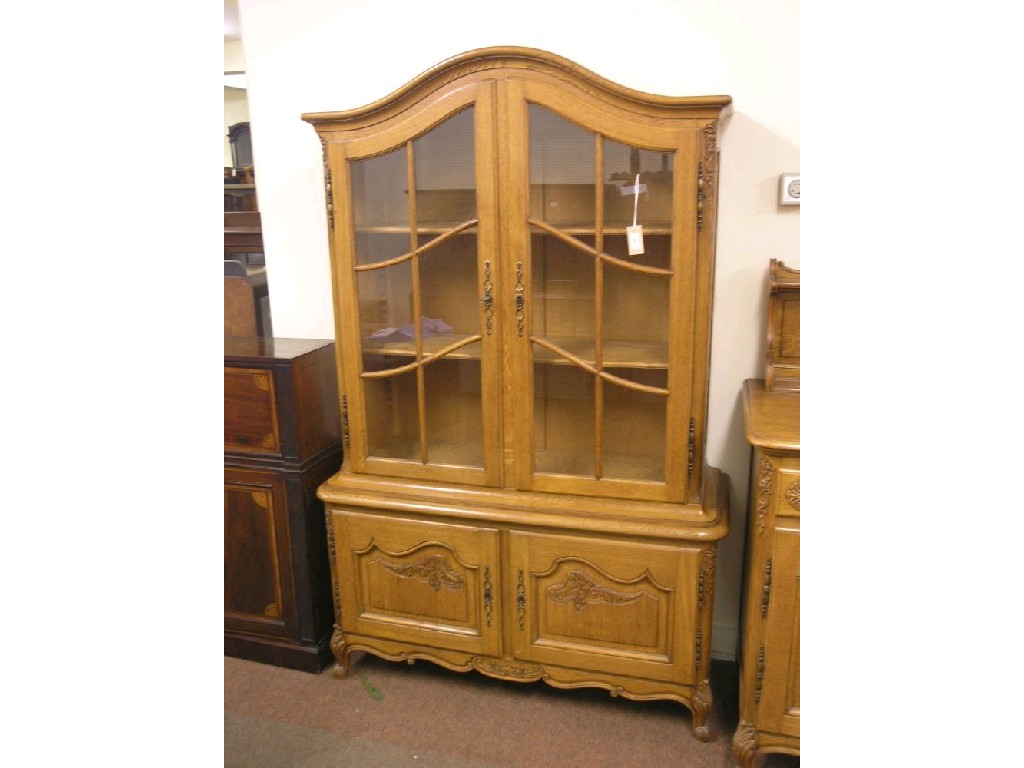 Appraisal: A solid light oak display cabinet matching previous Lot pair