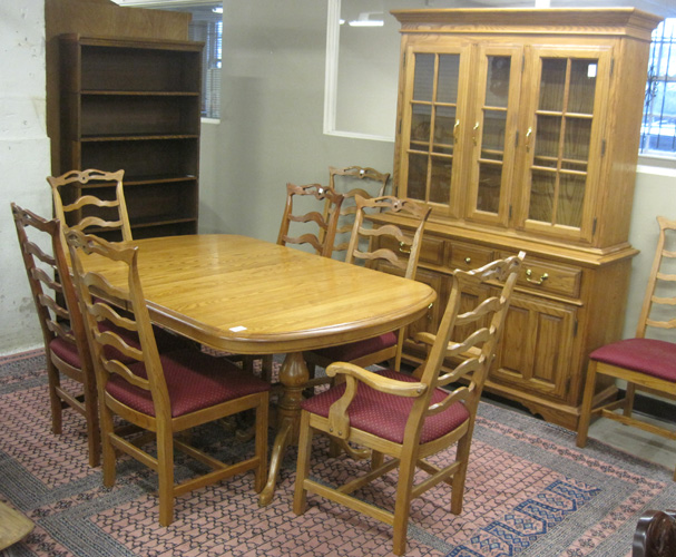 Appraisal: TEN-PIECE QUEEN ANNE STYLE OAK DINING FURNITURE GROUP American c