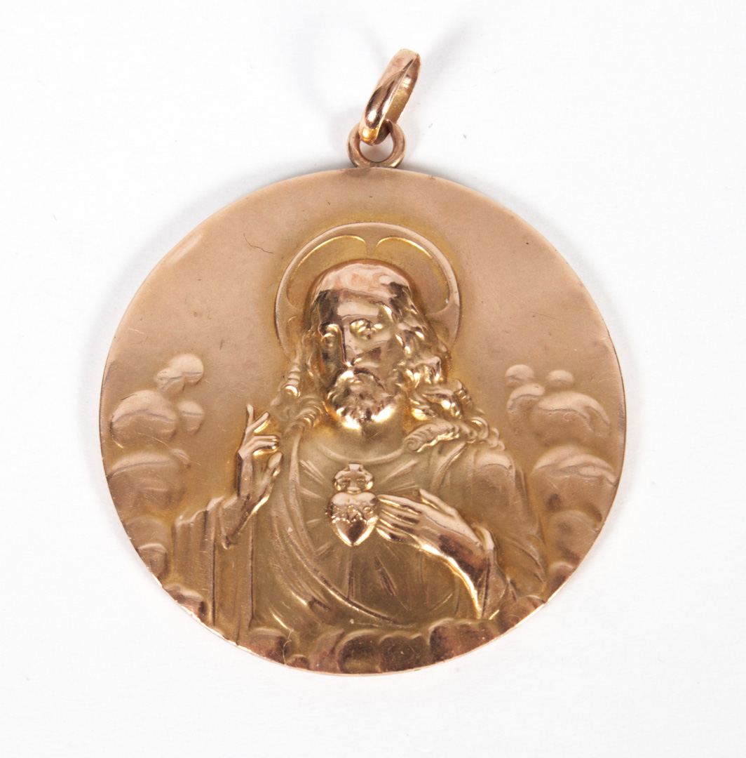 Appraisal: K gold Catholic religious medallion Sacred Heart of Jesus in