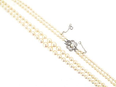 Appraisal: A two row graduated cultured pearl necklace The pearls graduate