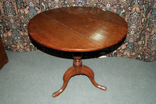 Appraisal: A TH CENTURY OAK CIRCULAR TIP-UP OCCASIONAL TABLE on tripod