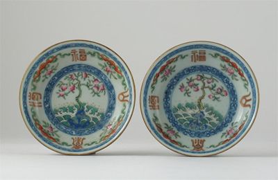 Appraisal: A pair of Chinese famille rose small shallow bowls decorated