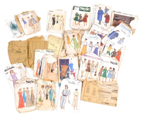 Appraisal: A group of Simplicity and Style dress patterns