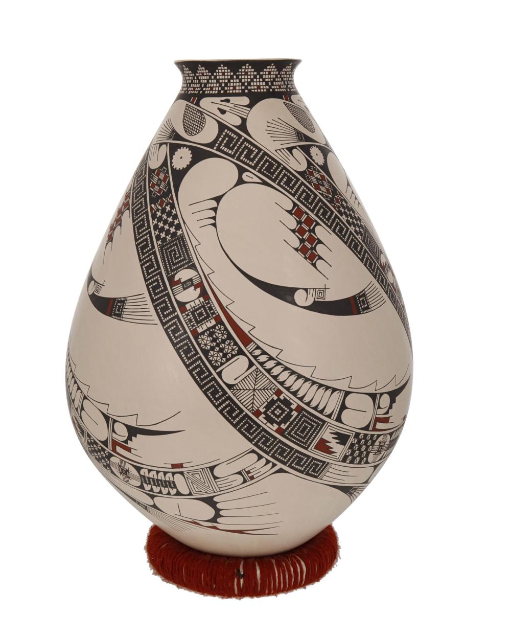 Appraisal: A large Mata Ortiz pottery vessel by Ismael Flores Mata