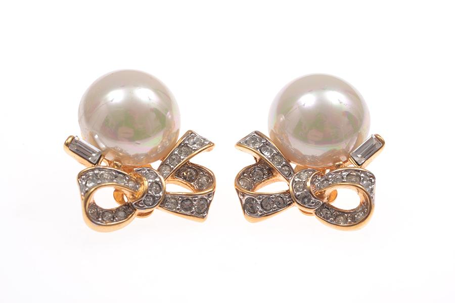 Appraisal: A PAIR OF EARRINGS BY NINA RICCI A PAIR OF