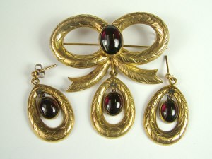 Appraisal: A Victorian ct gold and garnet set tied bow brooch