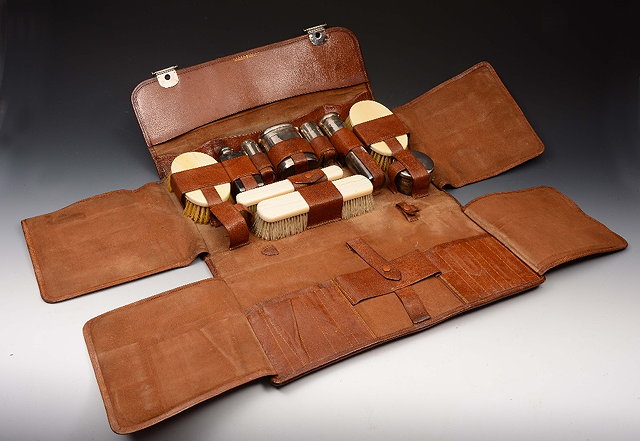 Appraisal: AN EARLY TH CENTURY GENTLEMANS DRESSING SET by Mappin Webb