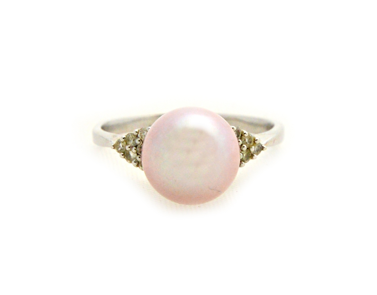 Appraisal: A white gold cultured pearl and diamond ring mounted with