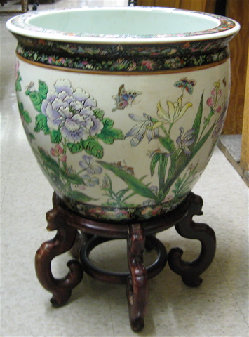 Appraisal: CHINESE FAMILLE VERTE PORCELAIN FISHBOWL ON STAND The exterior of