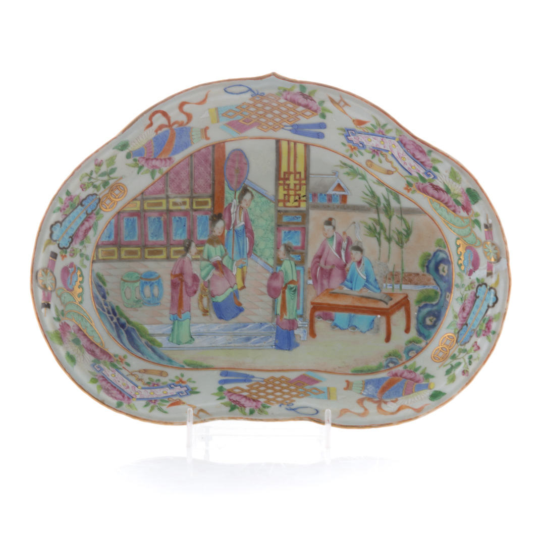 Appraisal: Chinese Export Rose Mandarin serving dish circa with central court