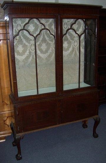 Appraisal: An Edwardian mahogany display cabinet enclosed by a pair of