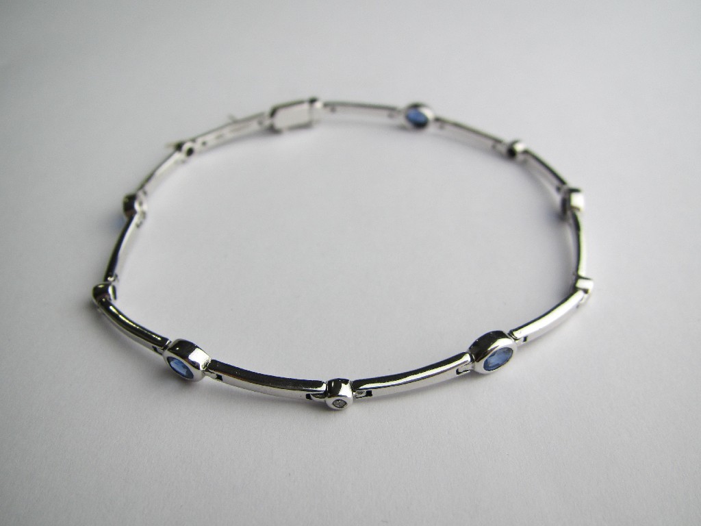 Appraisal: Contemporary ct white gold sapphire and diamond set bracelet with