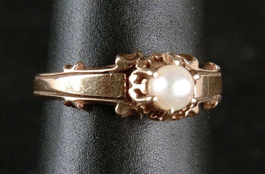 Appraisal: ANTIQUE GOLD PEARL RING Beautiful Victorian pearl ring is k