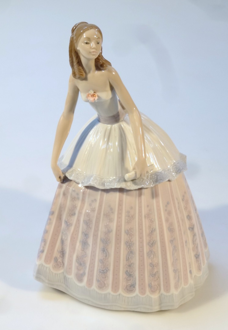 Appraisal: A Lladro figure of a maiden in flowing dress predominately