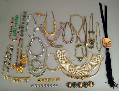 Appraisal: Costume jewelry to include brooches pins necklaces bracelets earrings etc