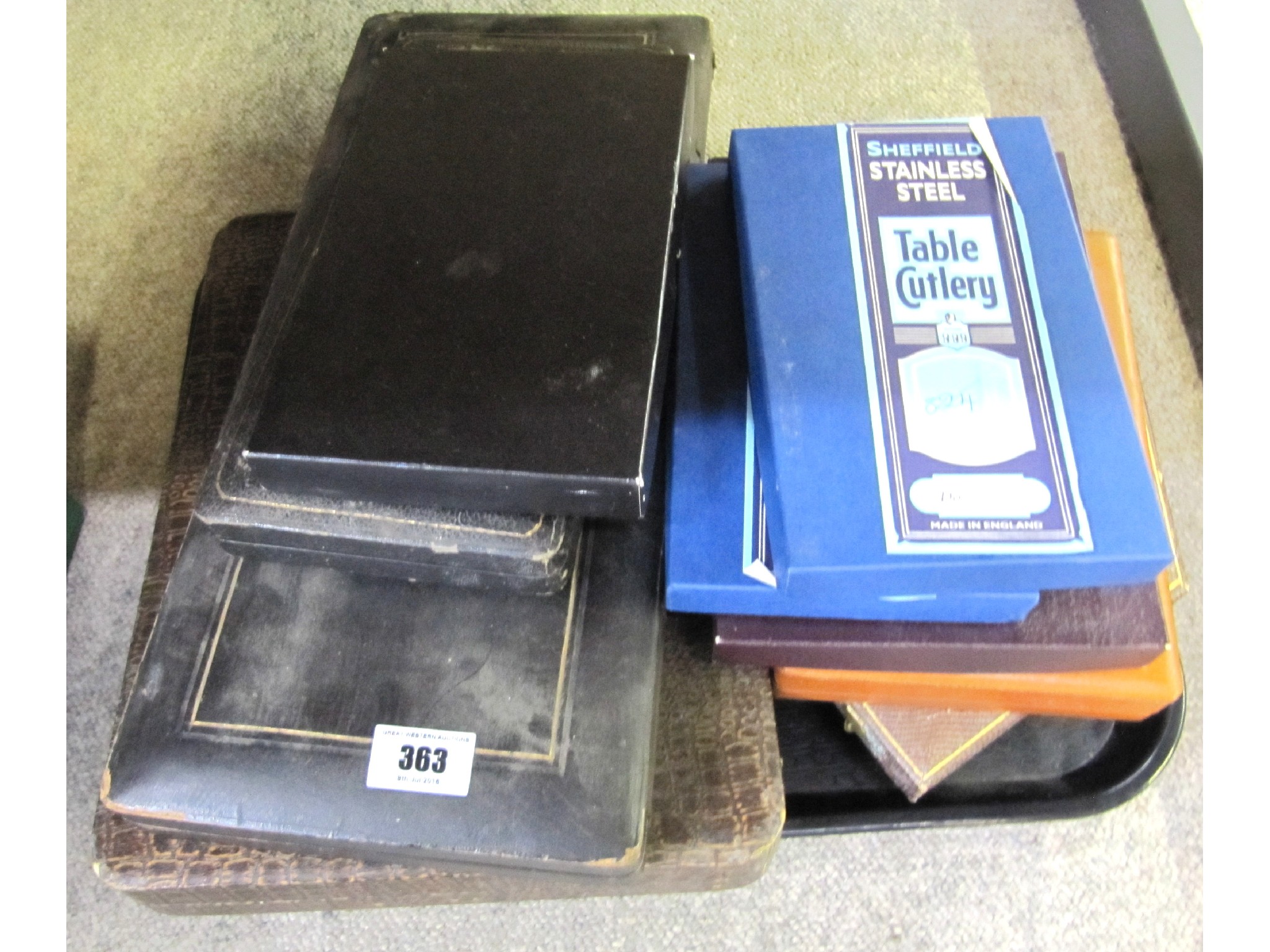 Appraisal: A tray lot of cased cutlery sets