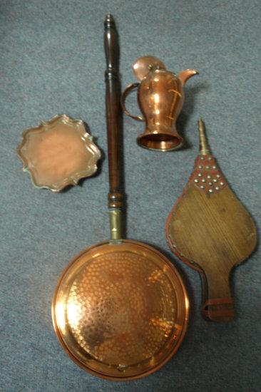 Appraisal: A copper warming pan with turned wood handle a copper