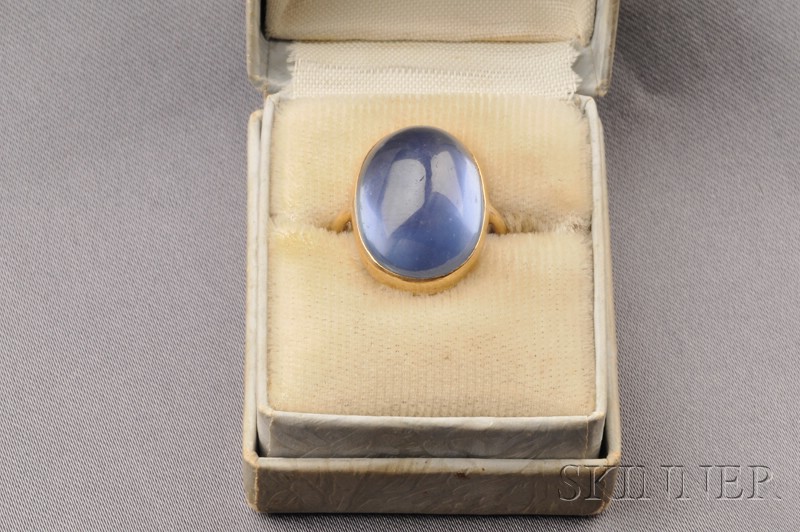 Appraisal: kt Gold and Cabochon Sapphire Ring bezel-set with a cabochon