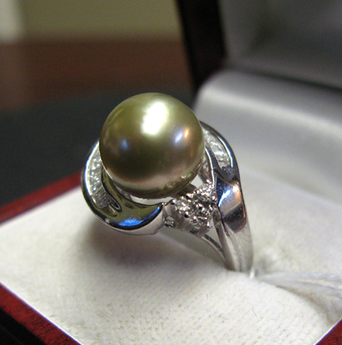 Appraisal: PEARL DIAMOND AND PLATINUM RING centering a silver moon colored