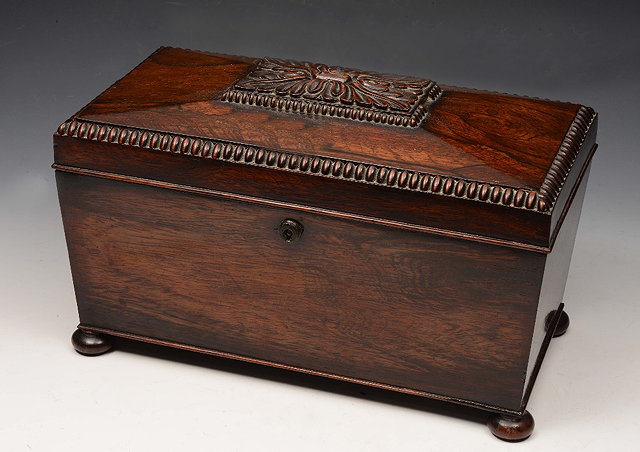 Appraisal: A GEORGE IV ROSEWOOD TEA CADDY the interior fitted twin