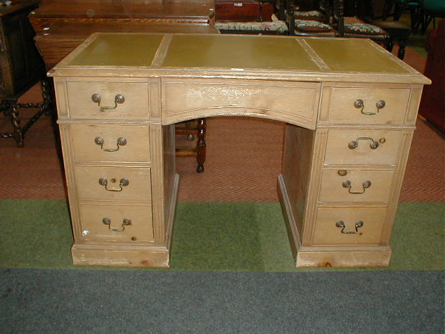 Appraisal: A reproduction kneehole desk with leatherette top