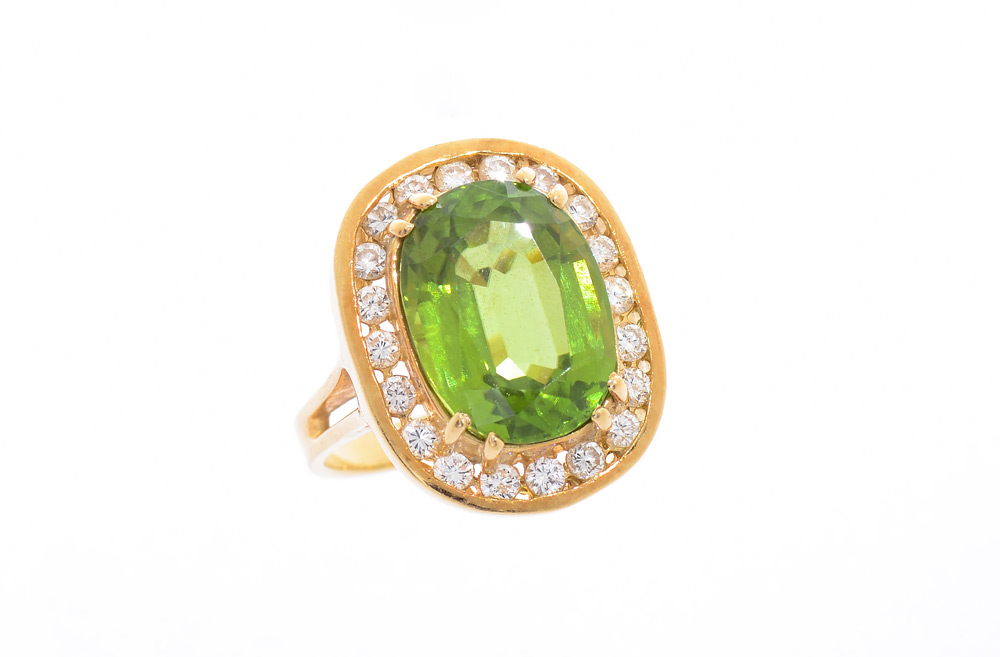 Appraisal: K DIAMOND FRAMED PERIDOT DIAMOND RING K yellow gold ring