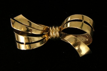 Appraisal: An k Yellow Gold Bow-Tie Pin k yellow gold brooch