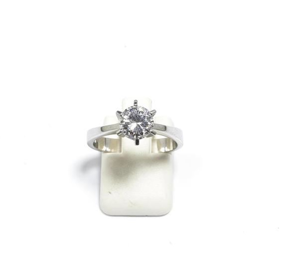 Appraisal: A DIAMOND RING White gold A classic solitaire model with