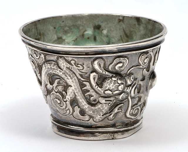 Appraisal: A SMALL CHINESE SILVER CUP with dragon decoration cm