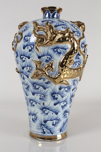 Appraisal: A CHINESE BLUE AND WHITE DRAGON-DECORATING PLATED PORCE A Chinese