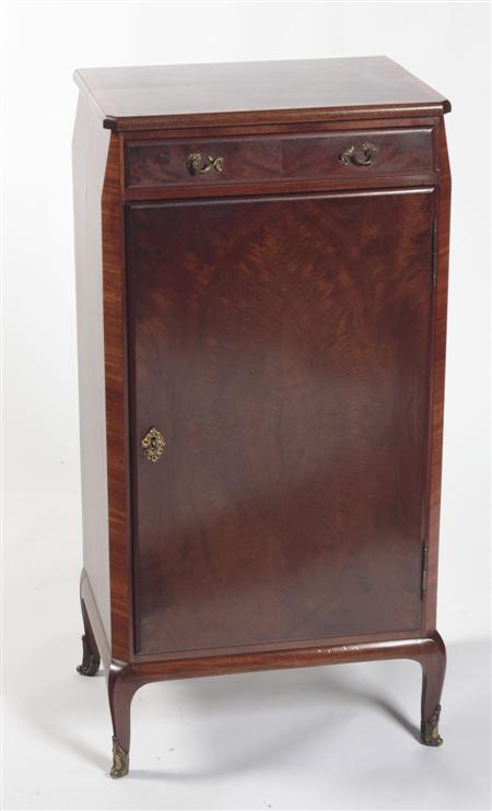 Appraisal: A mahogany and satinwood crossbanded cutlery cabinet Probably by Whytock