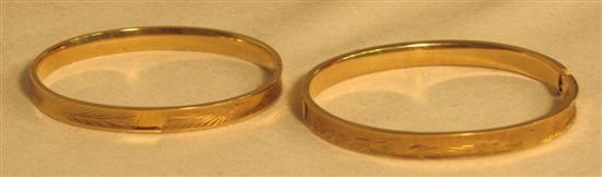 Appraisal: JEWELRY Narrow engraved bangle bracelet K yellow gold leaf design