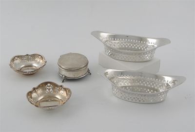 Appraisal: A pair of boat shaped bon bon dishes a smaller