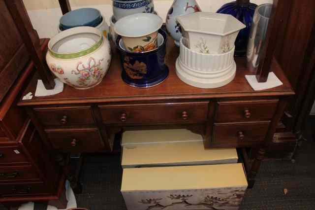 Appraisal: A REPRODUCTION OAK DRESSING TABLE the low raised back over