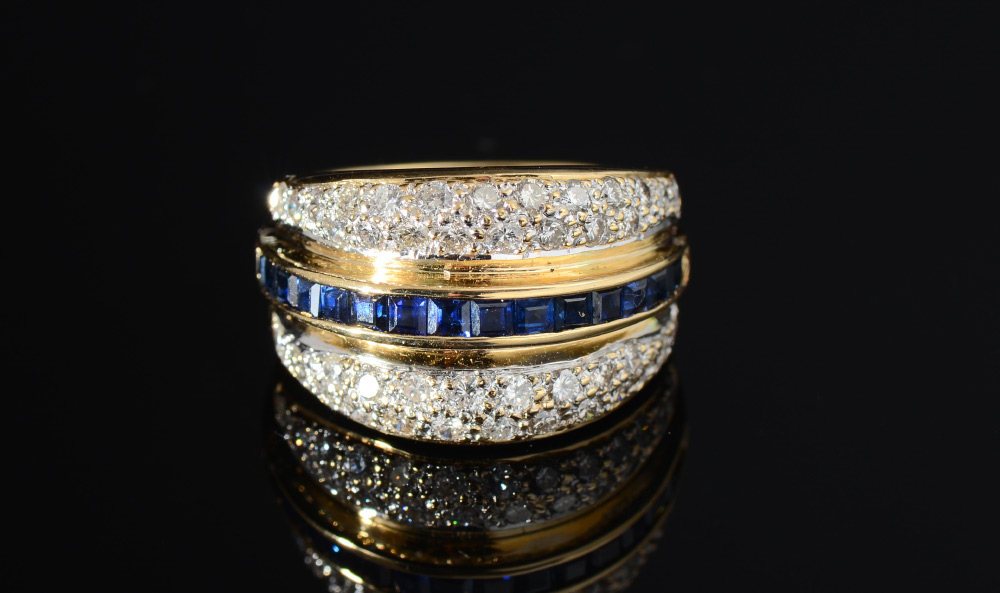 Appraisal: K DIAMOND SAPPHIRE RING Featuring a line of calibre' cut