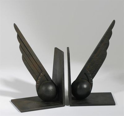 Appraisal: A pair of patinated iron book ends designed by Edgar