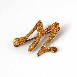 Appraisal: A textured ct gold initial 'M' brooch approximately x mm